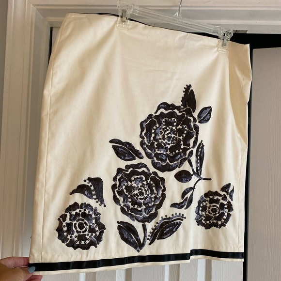 White House Black Market Dresses & Skirts - White House Black Market Cream Pencil skirt